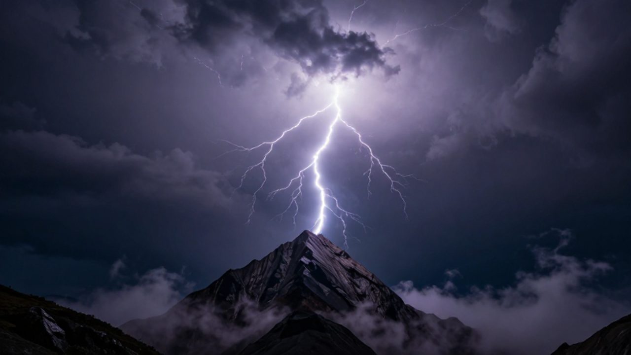 Un rayo impacta la cima de una montaña escarpada bajo un cielo oscuro de tormenta.