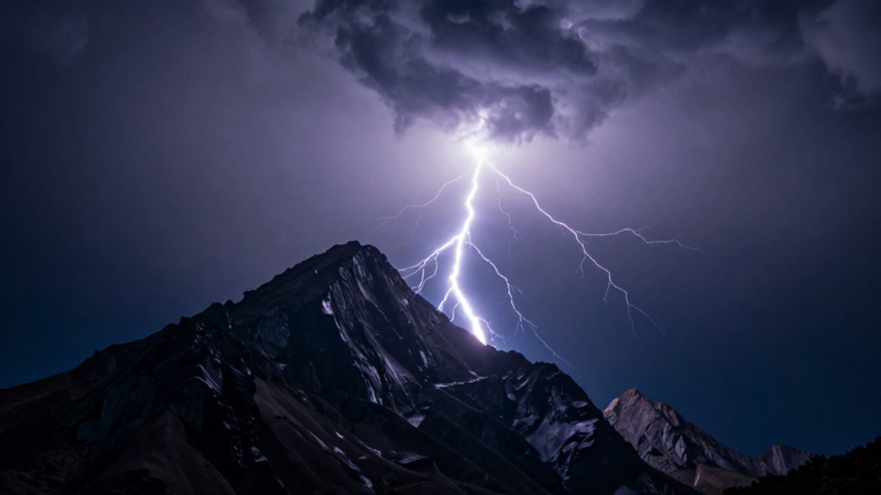 Un potente rayo impacta la cima de una montaña escarpada bajo un cielo de tormenta oscuro.