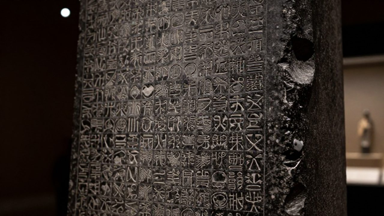 Primer plano de las inscripciones en escritura cuneiforme grabadas sobre la estela de basalto oscuro del Código de Hammurabi.